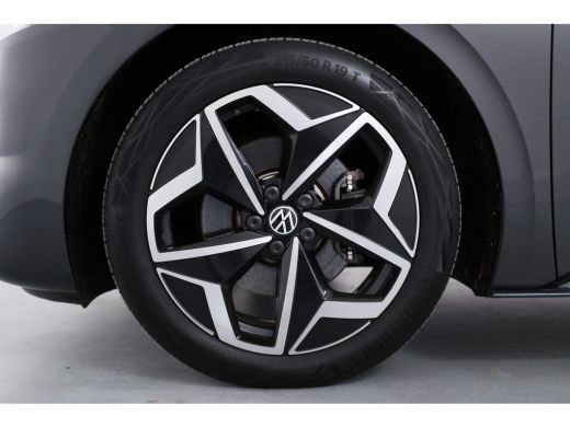 Volkswagen ID.3 First Plus 58 kWh | LED | Cruise Adaptive | Trekhaak | Navi | Stoelverwarming | Clima | Camera | ... ActivLease financial lease