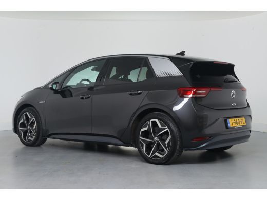 Volkswagen ID.3 First Plus 58 kWh | LED | Cruise Adaptive | Trekhaak | Navi | Stoelverwarming | Clima | Camera | ... ActivLease financial lease