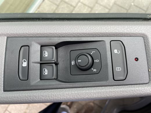 Volkswagen Transporter 2.0 TDI 150 pk L2H1 28 | PDC | App connect | Cruise control |  Bijrijdersbank ActivLease financial lease