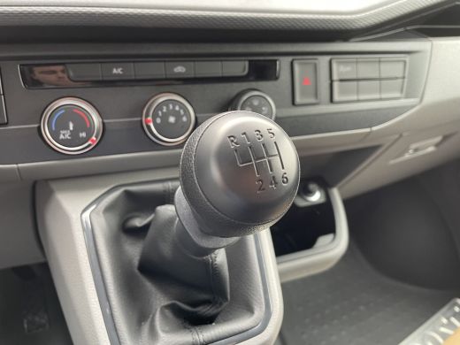 Volkswagen Transporter 2.0 TDI 150 pk L2H1 28 | PDC | App connect | Cruise control |  Bijrijdersbank ActivLease financial lease