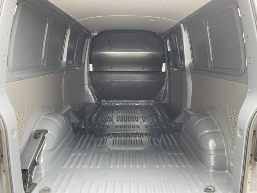 Volkswagen Transporter 2.0 TDI 150 pk L2H1 28 | PDC | App connect | Cruise control |  Bijrijdersbank ActivLease financial lease