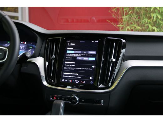 Volvo  V60 2.0 T6 Plug-in hybrid AWD Essential Bright | Trekhaak | Adaptive Cruise | BLIS | Camera | Stuur/s... ActivLease financial lease