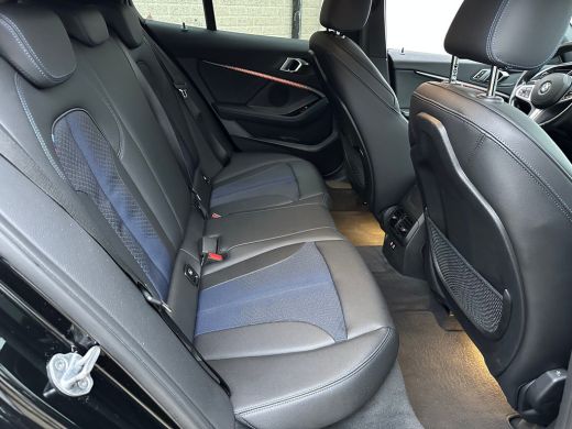 BMW 1 Serie 118i Executive | Achterbank in delen neerklapbaar | Achteruitrijcamera | Alarm klasse 3 ActivLease financial lease