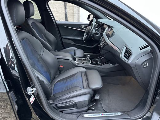 BMW 1 Serie 118i Executive | Achterbank in delen neerklapbaar | Achteruitrijcamera | Alarm klasse 3 ActivLease financial lease