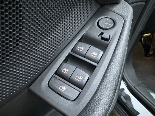 BMW 1 Serie 118i Executive | Achterbank in delen neerklapbaar | Achteruitrijcamera | Alarm klasse 3 ActivLease financial lease