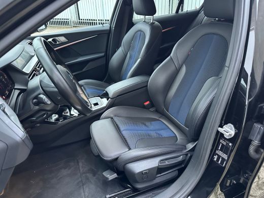 BMW 1 Serie 118i Executive | Achterbank in delen neerklapbaar | Achteruitrijcamera | Alarm klasse 3 ActivLease financial lease