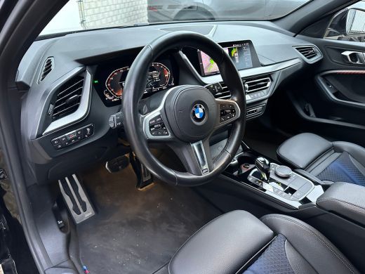 BMW 1 Serie 118i Executive | Achterbank in delen neerklapbaar | Achteruitrijcamera | Alarm klasse 3 ActivLease financial lease