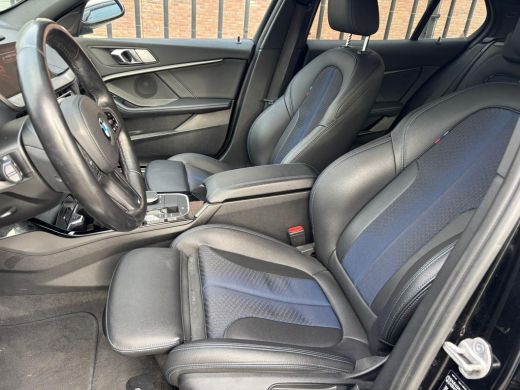 BMW 1 Serie 118i Executive | Achterbank in delen neerklapbaar | Achteruitrijcamera | Alarm klasse 3 ActivLease financial lease