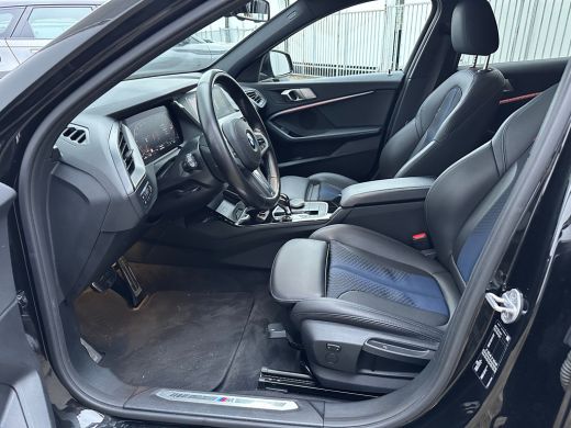BMW 1 Serie 118i Executive | Achterbank in delen neerklapbaar | Achteruitrijcamera | Alarm klasse 3 ActivLease financial lease