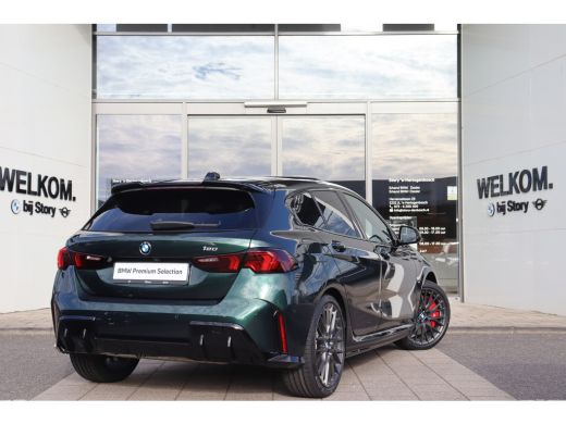 BMW 1 Serie 120 M Sport Automaat / Panoramadak / Sportstoelen / M Adaptief onderstel / Achteruitrijcamera / C... ActivLease financial lease