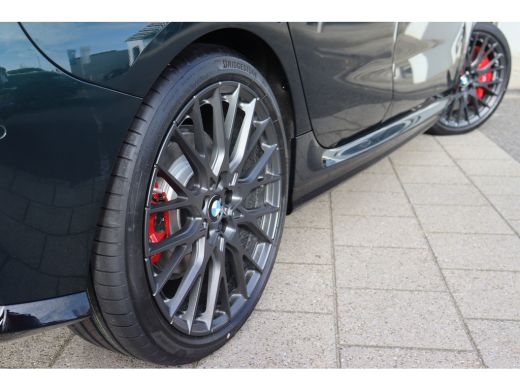 BMW 1 Serie 120 M Sport Automaat / Panoramadak / Sportstoelen / M Adaptief onderstel / Achteruitrijcamera / C... ActivLease financial lease