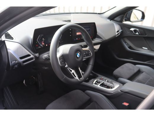 BMW 1 Serie 120 M Sport Automaat / Panoramadak / Sportstoelen / M Adaptief onderstel / Achteruitrijcamera / C... ActivLease financial lease