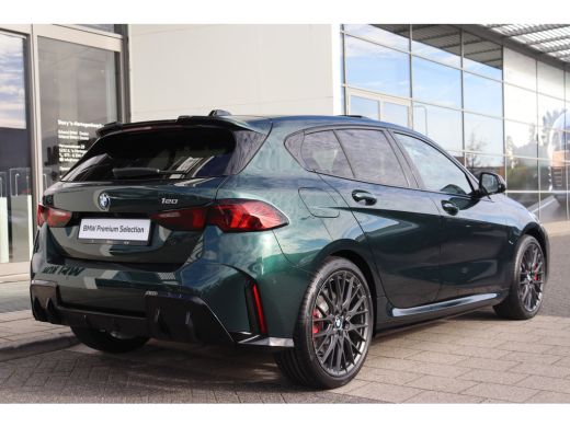 BMW 1 Serie 120 M Sport Automaat / Panoramadak / Sportstoelen / M Adaptief onderstel / Achteruitrijcamera / C... ActivLease financial lease