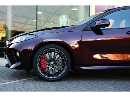 BMW 1 Serie 120 M Sport Automaat / Panoramadak / Sportstoelen / M Adaptief onderstel / Achteruitrijcamera / C... ActivLease financial lease