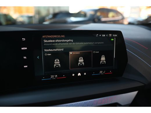 BMW 1 Serie 120 M Sport Automaat / Panoramadak / Sportstoelen / M Adaptief onderstel / Achteruitrijcamera / C... ActivLease financial lease