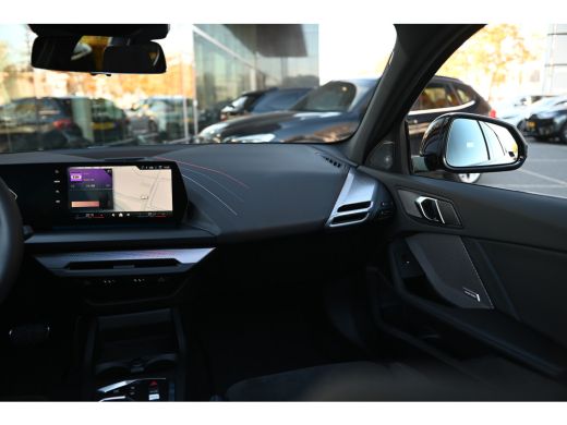 BMW 1 Serie 120 M Sport Automaat / Panoramadak / Sportstoelen / M Adaptief onderstel / Achteruitrijcamera / C... ActivLease financial lease