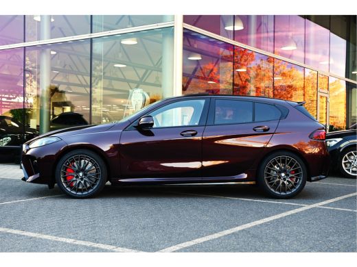 BMW 1 Serie 120 M Sport Automaat / Panoramadak / Sportstoelen / M Adaptief onderstel / Achteruitrijcamera / C... ActivLease financial lease