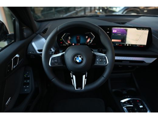 BMW 1 Serie 120 M Sport Automaat / Panoramadak / Sportstoelen / M Adaptief onderstel / Achteruitrijcamera / C... ActivLease financial lease
