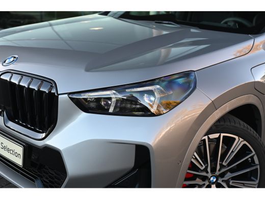 BMW X1 xDrive25e High Executive M Sport Automaat / Panoramadak / Trekhaak / Sportstoelen / M Adaptief on... ActivLease financial lease