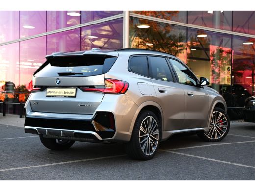 BMW X1 xDrive25e High Executive M Sport Automaat / Panoramadak / Trekhaak / Sportstoelen / M Adaptief on... ActivLease financial lease