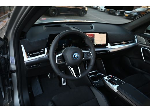 BMW X1 xDrive25e High Executive M Sport Automaat / Panoramadak / Trekhaak / Sportstoelen / M Adaptief on... ActivLease financial lease