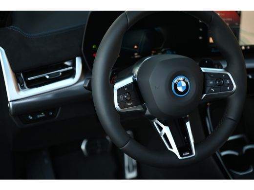 BMW X1 xDrive25e High Executive M Sport Automaat / Panoramadak / Trekhaak / Sportstoelen / M Adaptief on... ActivLease financial lease