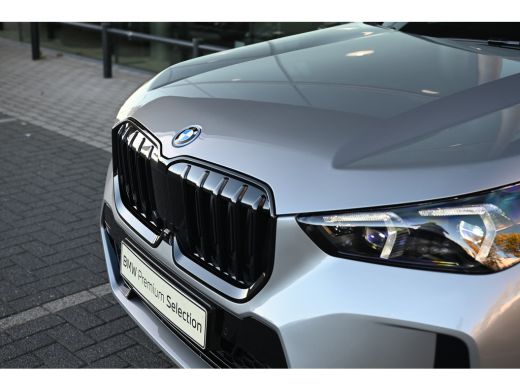 BMW X1 xDrive25e High Executive M Sport Automaat / Panoramadak / Trekhaak / Sportstoelen / M Adaptief on... ActivLease financial lease