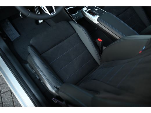 BMW X1 xDrive25e High Executive M Sport Automaat / Panoramadak / Trekhaak / Sportstoelen / M Adaptief on... ActivLease financial lease