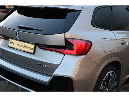 BMW X1 xDrive25e High Executive M Sport Automaat / Panoramadak / Trekhaak / Sportstoelen / M Adaptief on... ActivLease financial lease