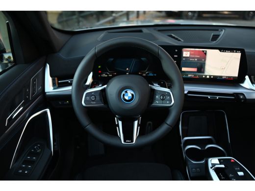 BMW X1 xDrive25e High Executive M Sport Automaat / Panoramadak / Trekhaak / Sportstoelen / M Adaptief on... ActivLease financial lease