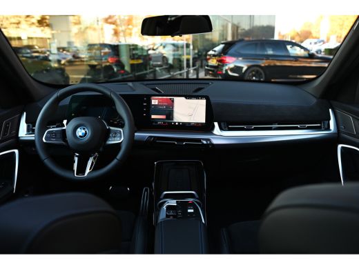 BMW X1 xDrive25e High Executive M Sport Automaat / Panoramadak / Trekhaak / Sportstoelen / M Adaptief on... ActivLease financial lease