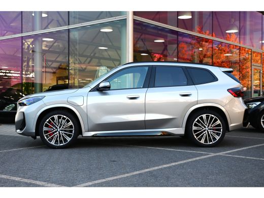 BMW X1 xDrive25e High Executive M Sport Automaat / Panoramadak / Trekhaak / Sportstoelen / M Adaptief on... ActivLease financial lease