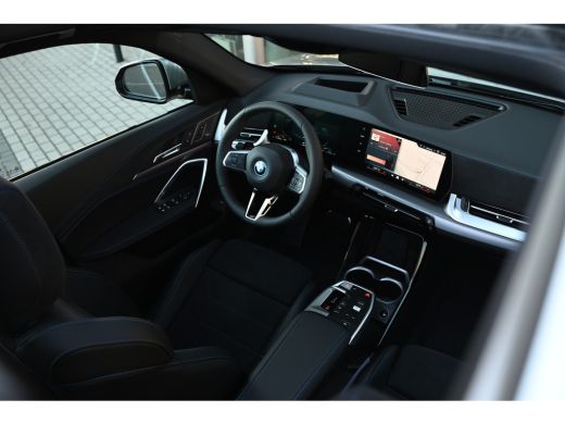 BMW X1 xDrive25e High Executive M Sport Automaat / Panoramadak / Trekhaak / Sportstoelen / M Adaptief on... ActivLease financial lease