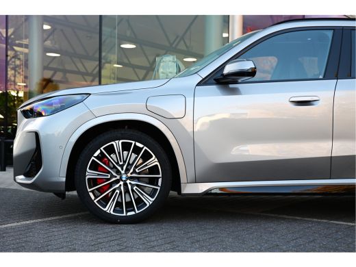 BMW X1 xDrive25e High Executive M Sport Automaat / Panoramadak / Trekhaak / Sportstoelen / M Adaptief on... ActivLease financial lease