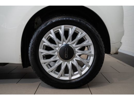 Fiat 500 1.0 Hybrid Dolcevita Finale | Panoramadak | NL Auto | Parkeersensoren | Apple Carplay & Android A... ActivLease financial lease