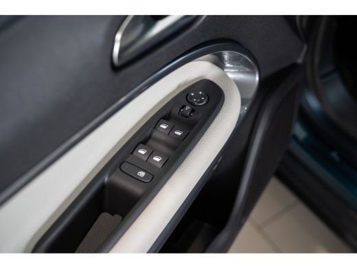 Fiat 600 1.2 Hybrid La Prima | Camera | Lederen bekleding | Stoelverwarming | Parkeersensoren | Keyless | ... ActivLease financial lease