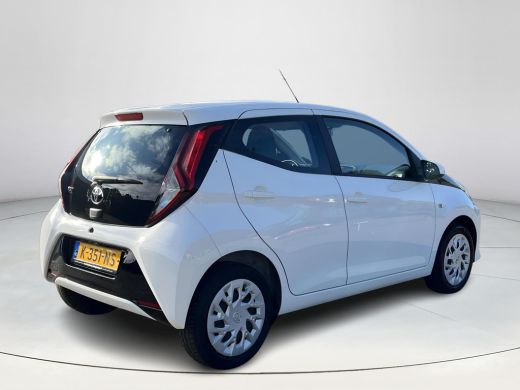 Toyota Aygo 1.0 VVT-i x-play | 5 deurs | Carplay | Airconditioning | Parkeercamera | ActivLease financial lease