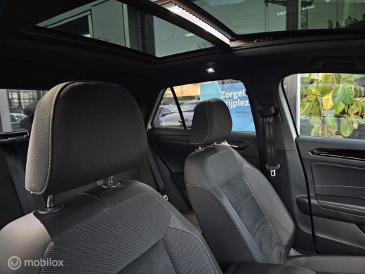 Volkswagen T-Roc 1.5 TSI 3x R-line Panorama/Keyless/Beats/Black Style ActivLease financial lease