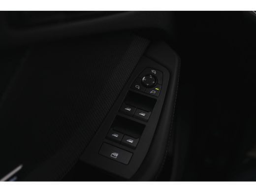 BMW 1 Serie 120 High Executive M Sport Automaat / Panoramadak / Sportstoelen / M Adaptief onderstel / Comfort... ActivLease financial lease