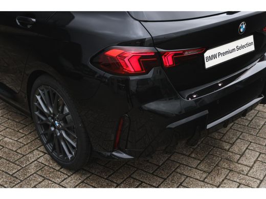 BMW 1 Serie 120 M Sport Automaat / Sportstoelen / M Adaptief onderstel / Achteruitrijcamera / Comfort Access ... ActivLease financial lease