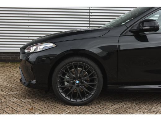 BMW 1 Serie 120 M Sport Automaat / Sportstoelen / M Adaptief onderstel / Achteruitrijcamera / Comfort Access ... ActivLease financial lease