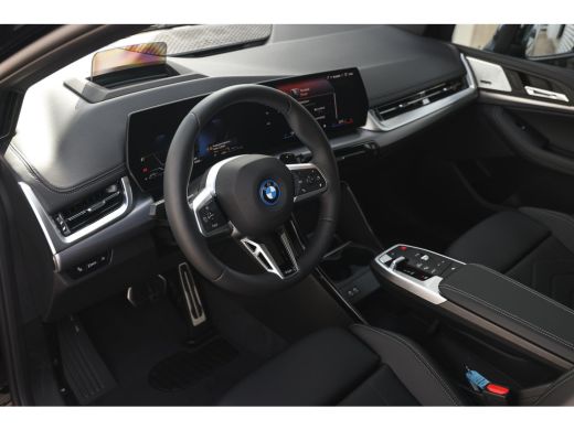 BMW 2 Serie 225e xDrive High Executive M Sport Automaat / Panoramadak / Trekhaak / Sportstoelen / M Adaptief ... ActivLease financial lease
