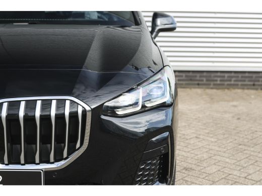 BMW 2 Serie 225e xDrive High Executive M Sport Automaat / Panoramadak / Trekhaak / Sportstoelen / M Adaptief ... ActivLease financial lease