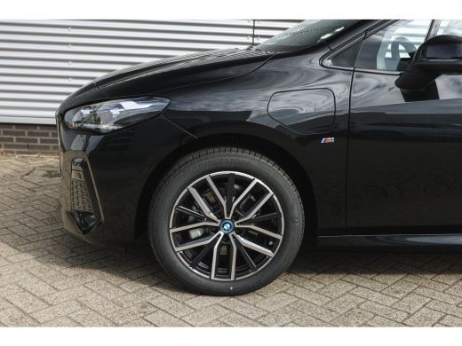 BMW 2 Serie 225e xDrive High Executive M Sport Automaat / Panoramadak / Trekhaak / Sportstoelen / M Adaptief ... ActivLease financial lease