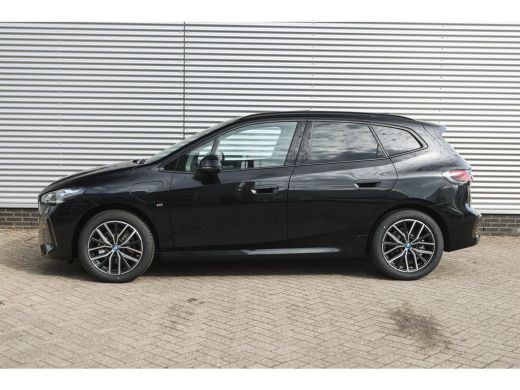 BMW 2 Serie 225e xDrive High Executive M Sport Automaat / Panoramadak / Trekhaak / Sportstoelen / M Adaptief ... ActivLease financial lease