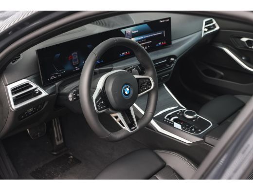 BMW 3 Serie 330e High Executive M Sport Automaat / Schuif-kanteldak / Sportstoelen / M Adaptief onderstel / A... ActivLease financial lease