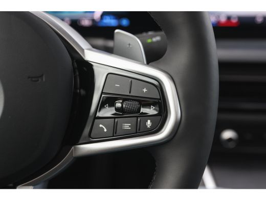 BMW 3 Serie 330e High Executive M Sport Automaat / Schuif-kanteldak / Sportstoelen / M Adaptief onderstel / A... ActivLease financial lease