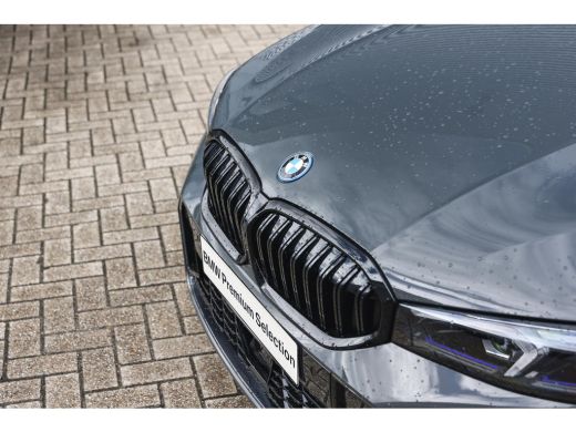 BMW 3 Serie 330e High Executive M Sport Automaat / Schuif-kanteldak / Sportstoelen / M Adaptief onderstel / A... ActivLease financial lease