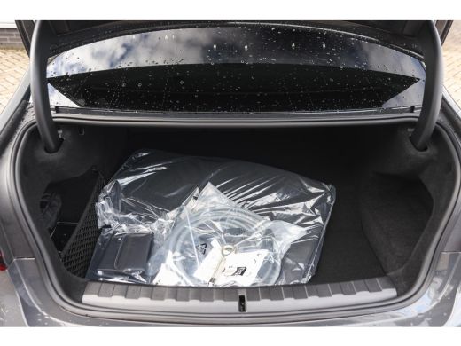 BMW 3 Serie 330e High Executive M Sport Automaat / Schuif-kanteldak / Sportstoelen / M Adaptief onderstel / A... ActivLease financial lease