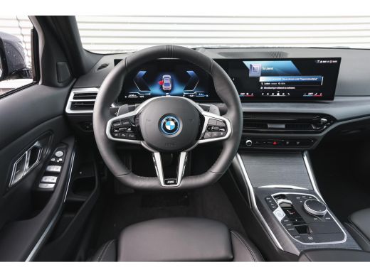 BMW 3 Serie 330e High Executive M Sport Automaat / Schuif-kanteldak / Sportstoelen / M Adaptief onderstel / A... ActivLease financial lease